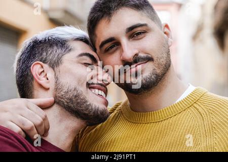 Couple gay masculin embrassant en plein air dans la ville - LGBT Love concept Banque D'Images