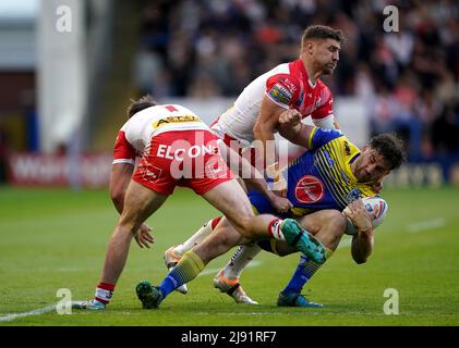 Matty Ashton de Warrington Wolves est saccagé par Jack Welsby de St Helens lors du match de la Super League de Betfred au stade Halliwell Jones, à Warrington. Date de la photo: Jeudi 19 mai 2022. Banque D'Images