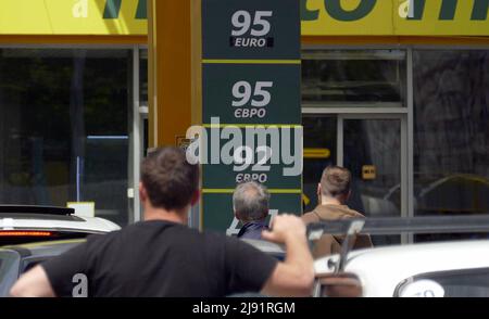 Non exclusif: ODESA, UKRAINE - 19 MAI 2022 - les chauffeurs se tiennent à côté de leur voiture dans une station-service à Odesa, dans le sud de l'Ukraine. Cette photo ne peut pas être d Banque D'Images