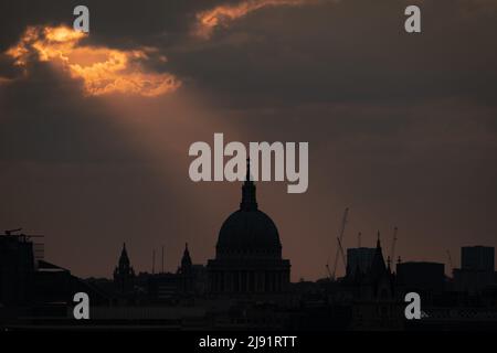 Londres, Royaume-Uni. 19th mai 2022. Météo au Royaume-Uni : la lumière du coucher du soleil heurte la cathédrale Saint-Paul alors que des avertissements météorologiques jaunes sont émis pour le sud de l'Angleterre par le bureau met pendant la semaine de la vague de chaleur en cours. Credit: Guy Corbishley/Alamy Live News Banque D'Images