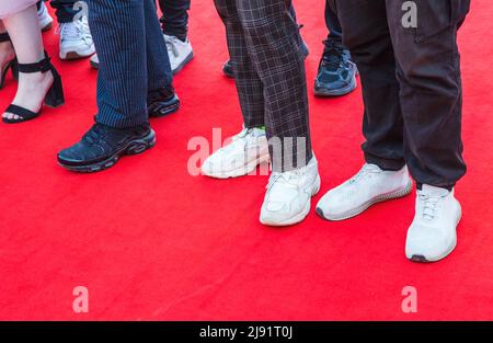 Pieds de proéminent invités debout sur un tapis rouge, photo de gros plan Banque D'Images