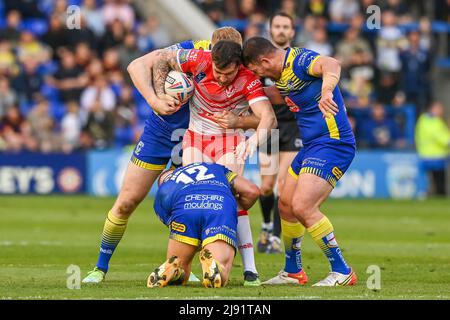 Mark Percival #4 de St Helens est attaqué par Oliver Holmes #12 de Warrington Wolves in, le 5/19/2022. (Photo de Craig Thomas/News Images/Sipa USA) crédit: SIPA USA/Alay Live News Banque D'Images