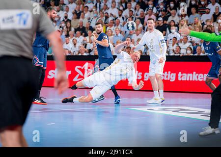 Kiel, Allemagne. 19th mai 2022. Handball: Ligue des Champions, THW Kiel - Paris St. Germain, finale, finale, finale, finale, finale, finale, finale, finale, deuxième partie. Patrick Wiencek de Kiel prenant une photo. Credit: Sascha Klahn/dpa/Alay Live News Banque D'Images