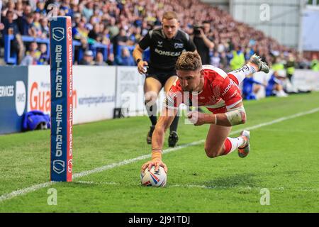 Warrington, Royaume-Uni. 19th mai 2022. Tommy Makinson #2 de St Helens va pour un essai à Warrington, Royaume-Uni le 5/19/2022. (Photo de Mark Cosgrove/News Images/Sipa USA) crédit: SIPA USA/Alay Live News Banque D'Images