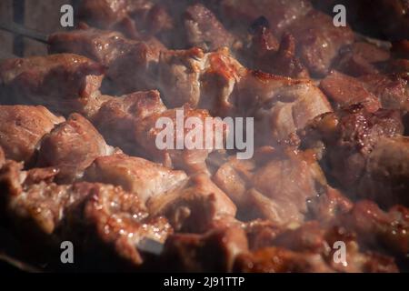 Fond de la nourriture barbecue sur la fumée. Accent sélectif sur les morceaux de viande frite Banque D'Images