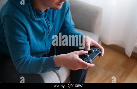 Joystick pour console de jeu dans les mains de l'homme.le concept de loisirs et de divertissement Banque D'Images