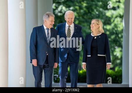 Washington, États-Unis d'Amérique. 19th mai 2022. Washington, États-Unis d'Amérique. 19 mai 2022. Le président américain Joe Biden, au centre, se promène le long de la Colonnade avec le premier ministre suédois Magdalena Andersson, à droite, et le président finlandais Sauli Niinisto sur le chemin de la roseraie à la Maison Blanche, le 19 mai 2022 à Washington, DC Credit: Adam Schultz/White House photo/Alay Live News Banque D'Images