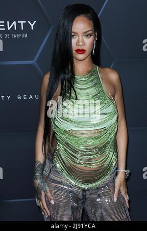 (FICHIER) Rihanna donne naissance au premier bébé avec A$AP Rocky. Rihanna et A$AP Rocky ont officiellement accueilli leur premier enfant ensemble le 13 mai, plusieurs points de vente ont confirmé. Le chanteur aurait donné naissance à un bébé garçon à Los Angeles. HOLLYWOOD, LOS ANGELES, CALIFORNIE, États-Unis - FÉVRIER 11 : la chanteuse barbadienne Rihanna (Robyn Rihanna Fenty NH) portant l'Attico arrive à la Fenty Beauty and Fenty Skin Celty Celebration organisée par Rihanna aux Goya Studios le 11 février 2022 à Hollywood, Los Angeles, Californie, États-Unis. (Photo de Xavier Collin/image Press Agency) Banque D'Images