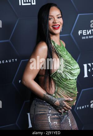 (FICHIER) Rihanna donne naissance au premier bébé avec A$AP Rocky. Rihanna et A$AP Rocky ont officiellement accueilli leur premier enfant ensemble le 13 mai, plusieurs points de vente ont confirmé. Le chanteur aurait donné naissance à un bébé garçon à Los Angeles. HOLLYWOOD, LOS ANGELES, CALIFORNIE, États-Unis - FÉVRIER 11 : la chanteuse barbadienne Rihanna (Robyn Rihanna Fenty NH) portant l'Attico arrive à la Fenty Beauty and Fenty Skin Celty Celebration organisée par Rihanna aux Goya Studios le 11 février 2022 à Hollywood, Los Angeles, Californie, États-Unis. (Photo de Xavier Collin/image Press Agency) Banque D'Images