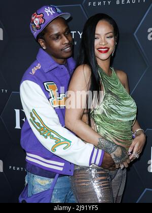 (FICHIER) Rihanna donne naissance au premier bébé avec A$AP Rocky. Rihanna et A$AP Rocky ont officiellement accueilli leur premier enfant ensemble le 13 mai, plusieurs points de vente ont confirmé. Le chanteur aurait donné naissance à un bébé garçon à Los Angeles. HOLLYWOOD, LOS ANGELES, CALIFORNIE, ÉTATS-UNIS - FÉVRIER 11 : Le rappeur américain A$AP Rocky (ASAP Rocky, Rakim Athelaston Mayers) et la petite amie/chanteuse barbadienne Rihanna (Robyn Rihanna Fenty NH) portant l'Attico arrivent à la fête de la beauté et de la peau de Fenty organisée par Rihanna à Goya Studios le 11 février 2022 à Hollywood, Los Angeles, Califo Banque D'Images