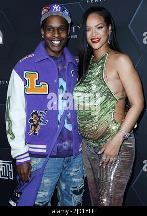 (FICHIER) Rihanna donne naissance au premier bébé avec A$AP Rocky. Rihanna et A$AP Rocky ont officiellement accueilli leur premier enfant ensemble le 13 mai, plusieurs points de vente ont confirmé. Le chanteur aurait donné naissance à un bébé garçon à Los Angeles. HOLLYWOOD, LOS ANGELES, CALIFORNIE, ÉTATS-UNIS - FÉVRIER 11 : Le rappeur américain A$AP Rocky (ASAP Rocky, Rakim Athelaston Mayers) et la petite amie/chanteuse barbadienne Rihanna (Robyn Rihanna Fenty NH) portant l'Attico arrivent à la fête de la beauté et de la peau de Fenty organisée par Rihanna à Goya Studios le 11 février 2022 à Hollywood, Los Angeles, Califo Banque D'Images