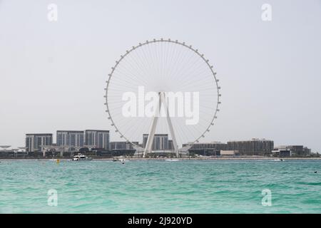 Magnifique prise de vue depuis la mer et la plage de Jumeirah surplombant la grande roue de Dubaï Banque D'Images