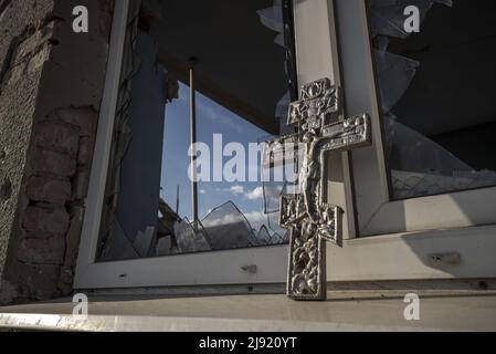 Malaya Rohan, Ukraine. 19th mai 2022. Une croix est vue parmi le verre brisé dans la fenêtre d'une église dans le petit village de Mala Rohan, Ukraine, le jeudi 19 mai 2022. Mala Rohan est un petit village repris par les forces ukrainiennes, après l'attaque de la Russie contre l'Ukraine. Photo de Ken Cedeno/UPI crédit: UPI/Alay Live News Banque D'Images