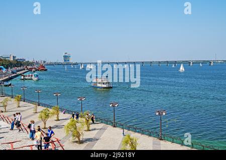 Dnipro, Ukraine - 13 septembre 2014 : vue sur le remblai et le pont routier traversant la rivière dans la ville de Dnipro Banque D'Images