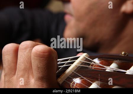 Hommes guitaristes jouant sur les frets d'une guitare acoustique dans le centre d'Athènes, Grèce. Banque D'Images