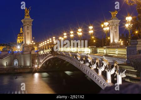 Le pont Alexandre III est un pont en arc pont qui enjambe la Seine à Paris. Il est largement considéré comme le plus fleuri, pont extravagants dans la ville Banque D'Images