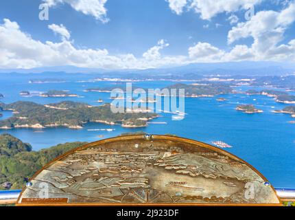 kyushu, japon - décembre 09 2021 : carte en bronze de relief offerte par le Club Lions de Sasebo représentant la vue panoramique sur l'assaisonnement de Kujūkushima Banque D'Images