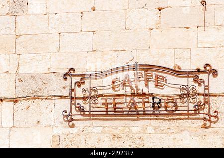 Caffe del Teatro, panneau en fer forgé historique sur la Piazza del Duomo à Spoleto, province de Pérouse, Ombrie, Italie Banque D'Images