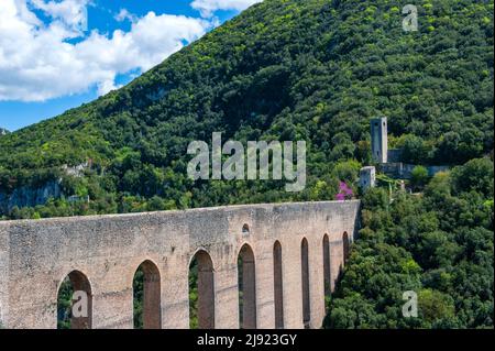 Pont des tours, Ponte delle torri à Spoleto, province de Pérouse, Ombrie, Italie Banque D'Images