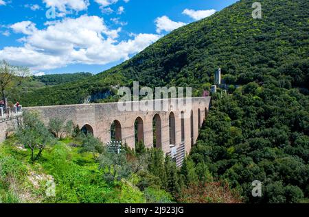 Pont des tours, Ponte delle torri à Spoleto, province de Pérouse, Ombrie, Italie Banque D'Images