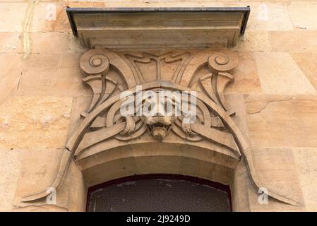 Ornements Art nouveau avec tête de lion au-dessus d'une porte d'entrée d'une maison résidentielle, construite en 1910, Nuremberg, moyenne-Franconie, Bavière, Allemagne Banque D'Images