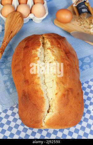 Cuisine souabe, pain au sucre d'Ulm, pâte de levure douce aux graines de fenouil, cuite au four, cuillère de cuisson en bois à l'arrière, cuillère d'agitation, anis Banque D'Images