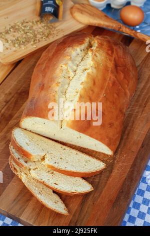 Cuisine souabe, pain au sucre d'Ulm, pâte de levure douce aux graines de fenouil, pain cuit, tranché, cuillère de cuisson en bois derrière, cuillère d'agitation Banque D'Images