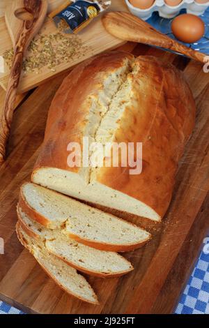 Cuisine souabe, pain au sucre d'Ulm, pâte de levure douce aux graines de fenouil, pain cuit, tranché, cuillère de cuisson en bois derrière, cuillère d'agitation Banque D'Images