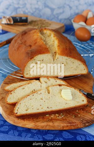 Cuisine souabe, pain au sucre d'Ulm, pâte de levure douce avec graines de fenouil, pain cuit, tranché, grille de refroidissement, beurre, anis dans le dos Banque D'Images