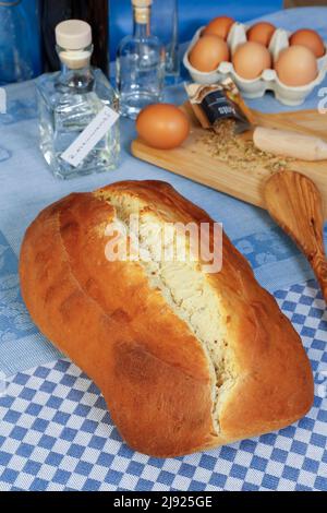 Cuisine souabe, pain au sucre d'Ulm, pâte de levure douce aux graines de fenouil, cuite au four, cuillère de cuisson en bois à l'arrière, cuillère d'agitation, anis Banque D'Images