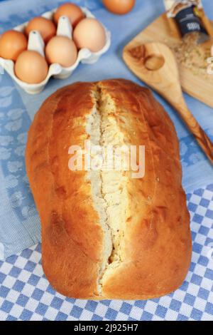 Cuisine souabe, pain au sucre d'Ulm, pâte de levure douce aux graines de fenouil, cuite au four, cuillère de cuisson en bois à l'arrière, cuillère d'agitation, anis Banque D'Images