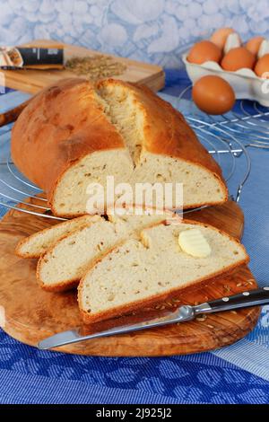 Cuisine souabe, pain au sucre d'Ulm, pâte de levure douce avec graines de fenouil, pain cuit, tranché, grille de refroidissement, beurre, couteau, anis au Banque D'Images