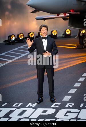 Londres, Royaume-Uni, jeudi, 19th mai 2022 Tom Cruise arrive à la performance royale de Top Gun: Maverick, Leicester Square Gardens, Leicester Square. Credit: DavidJensen / Empics Entertainment / Alamy Live News Banque D'Images