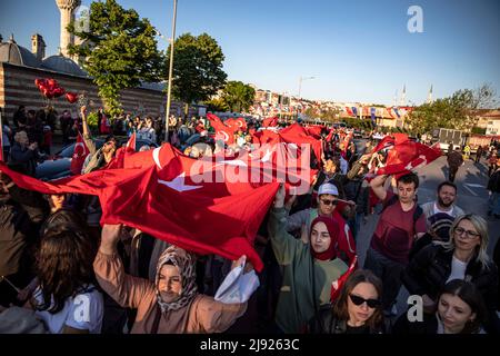 Istanbul, Turquie. 19th mai 2022. Les gens ont vu porter le drapeau turc de 100 mètres le long de la plage à Uskudar Salacak pendant la marche. La marche des jeunes a eu lieu à Uskudar à l'occasion de 19th. Mai commémoration d'Ataturk, Journée de la jeunesse et des sports. Lors de la marche organisée par la Direction provinciale de la jeunesse et des sports sous la coordination du gouvernorat d'Istanbul, accompagnée d'une bande de marche sur la place Uskudar, les participants ont porté le drapeau turc de 100 mètres de long. Crédit : SOPA Images Limited/Alamy Live News Banque D'Images