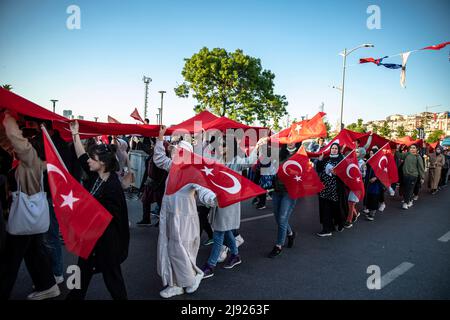 Istanbul, Turquie. 19th mai 2022. Les gens ont vu porter le drapeau turc de 100 mètres le long de la plage à Uskudar Salacak pendant le mois de mars. La marche des jeunes a eu lieu à Uskudar à l'occasion de 19th. Mai commémoration d'Ataturk, Journée de la jeunesse et des sports. Lors de la marche organisée par la Direction provinciale de la jeunesse et des sports sous la coordination du gouvernorat d'Istanbul, accompagnée d'une bande de marche sur la place Uskudar, les participants ont porté le drapeau turc de 100 mètres de long. Crédit : SOPA Images Limited/Alamy Live News Banque D'Images