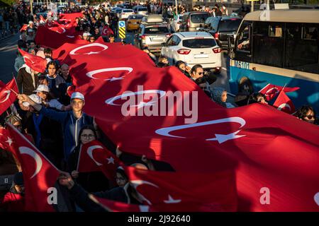 Istanbul, Turquie. 19th mai 2022. Les gens ont vu porter le drapeau turc de 100 mètres le long de la plage à Uskudar Salacak pendant le mois de mars. La marche des jeunes a eu lieu à Uskudar à l'occasion de 19th. Mai commémoration d'Ataturk, Journée de la jeunesse et des sports. Lors de la marche organisée par la Direction provinciale de la jeunesse et des sports sous la coordination du gouvernorat d'Istanbul, accompagnée d'une bande de marche sur la place Uskudar, les participants ont porté le drapeau turc de 100 mètres de long. Crédit : SOPA Images Limited/Alamy Live News Banque D'Images