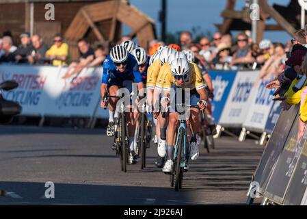 Clacton on Sea, Essex, Royaume-Uni. 19th mai 2022. Le Sportsbreaks Tour Series 2022 a atteint la ville balnéaire de Clacton on Sea, qui accueille une course pour hommes suivie d’une course pour femmes. Chaque course dure une heure plus cinq tours sur le long circuit de 1,4km dans la ville en fin d'après-midi et en soirée, avec le début et la fin sur le front de mer Marine Parade est. Les courses masculines et féminines se composaient de 13 équipes, chacune mettant en jeu un maximum de cinq cavaliers, ce qui fait un grand champ de cavaliers autour du parcours de rue étroit. Matt Bostock a gagné la course masculine. Équipe Wiv Sungod Banque D'Images