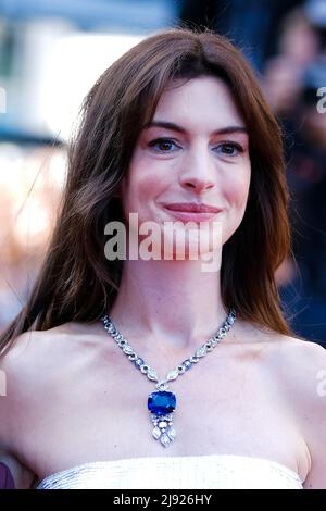 Cannes, France, jeudi, mai. 19, 2022 - Anne Hathaway est vue au tapis rouge de l'époque Armageddon lors du Festival de Cannes 75th au Palais des Festivals et des Congrès de Cannes . Photo de Julie Edwards/Alamy Live News Banque D'Images