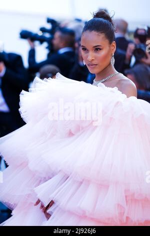 Cannes, France, jeudi, mai. 19, 2022 - Cindy Bruna est vue au tapis rouge de l'époque Armageddon lors du Festival de Cannes 75th au Palais des Festivals et des Congrès de Cannes . Photo de Julie Edwards/Alamy Live News Banque D'Images