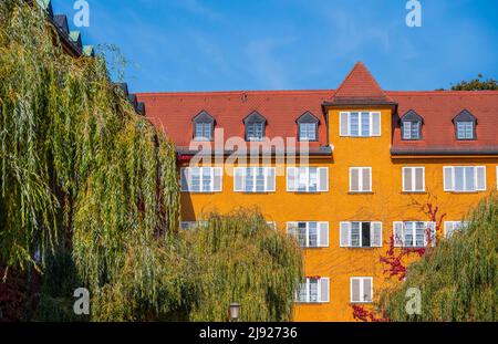 Cour intérieure avec parc et appartements jaunes, Borstei, propriété protégée du patrimoine, quartier de Moosach, Munich, Bavière, Allemagne Banque D'Images