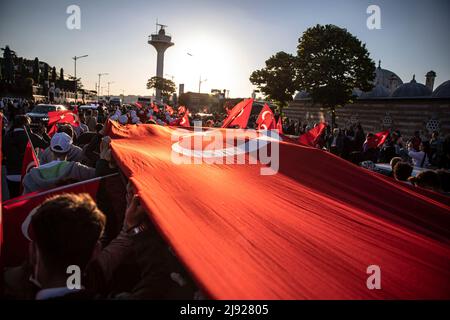 Istanbul, Turquie. 19th mai 2022. Les gens ont vu porter le drapeau turc de 100 mètres le long de la plage à Uskudar Salacak pendant la marche. La marche des jeunes a eu lieu à Uskudar à l'occasion de 19th. Mai commémoration d'Ataturk, Journée de la jeunesse et des sports. Lors de la marche organisée par la Direction provinciale de la jeunesse et des sports sous la coordination du gouvernorat d'Istanbul, accompagnée d'une bande de marche sur la place Uskudar, les participants ont porté le drapeau turc de 100 mètres de long. (Photo par Onur Dogman/SOPA Images/Sipa USA) crédit: SIPA USA/Alay Live News Banque D'Images
