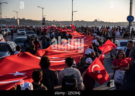 Istanbul, Turquie. 19th mai 2022. La péninsule historique vue en arrière-plan, avec des personnes portant le drapeau turc de 100 mètres pendant la marche. La marche des jeunes a eu lieu à Uskudar à l'occasion de 19th. Mai commémoration d'Ataturk, Journée de la jeunesse et des sports. Lors de la marche organisée par la Direction provinciale de la jeunesse et des sports sous la coordination du gouvernorat d'Istanbul, accompagnée d'une bande de marche sur la place Uskudar, les participants ont porté le drapeau turc de 100 mètres de long. (Photo par Onur Dogman/SOPA Images/Sipa USA) crédit: SIPA USA/Alay Live News Banque D'Images