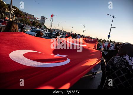 Istanbul, Turquie. 19th mai 2022. Les gens ont vu porter le drapeau turc de 100 mètres le long de la plage à Uskudar Salacak pendant la marche. La marche des jeunes a eu lieu à Uskudar à l'occasion de 19th. Mai commémoration d'Ataturk, Journée de la jeunesse et des sports. Lors de la marche organisée par la Direction provinciale de la jeunesse et des sports sous la coordination du gouvernorat d'Istanbul, accompagnée d'une bande de marche sur la place Uskudar, les participants ont porté le drapeau turc de 100 mètres de long. (Photo par Onur Dogman/SOPA Images/Sipa USA) crédit: SIPA USA/Alay Live News Banque D'Images