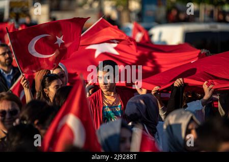 Istanbul, Turquie. 19th mai 2022. Des gens ont vu porter les drapeaux turcs de 100 mètres au cours de la marche. La marche des jeunes a eu lieu à Uskudar à l'occasion de 19th. Mai commémoration d'Ataturk, Journée de la jeunesse et des sports. Lors de la marche organisée par la Direction provinciale de la jeunesse et des sports sous la coordination du gouvernorat d'Istanbul, accompagnée d'une bande de marche sur la place Uskudar, les participants ont porté le drapeau turc de 100 mètres de long. (Photo par Onur Dogman/SOPA Images/Sipa USA) crédit: SIPA USA/Alay Live News Banque D'Images