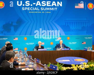 Washington, États-Unis d'Amérique. 13 mai 2022. Joe Biden, président des États-Unis, à droite, et Wendy Sherman, secrétaire d'État adjointe, au centre, lors de la séance d'ouverture du Sommet spécial États-Unis-ANASE au Département d'État, le 13 mai 2022 à Washington, D.C., crédit : Freddie Everett/États-Unis Département d'État/Alamy Live News Banque D'Images