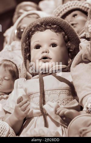 Couleurs sépia, portrait d'une vieille poupée décorative, jouet pour enfants, image symbolique, Autriche Banque D'Images