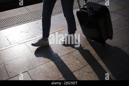 Passagers sur la plate-forme, silhouette, ombre, bagages à main, valise à roulettes, Gare TGV, Aix-en-Provence, Bouches-du-Rhône, France Banque D'Images