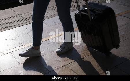 Passagers sur la plate-forme, silhouette, ombre, bagages à main, valise à roulettes, Gare TGV, Aix-en-Provence, Bouches-du-Rhône, France Banque D'Images