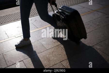 Passagers sur la plate-forme, silhouette, ombre, bagages à main, valise à roulettes, Gare TGV, Aix-en-Provence, Bouches-du-Rhône, France Banque D'Images