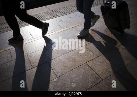 Passagers sur la plate-forme, silhouette, ombre, bagages à main, valise à roulettes, Gare TGV, Aix-en-Provence, Bouches-du-Rhône, France Banque D'Images